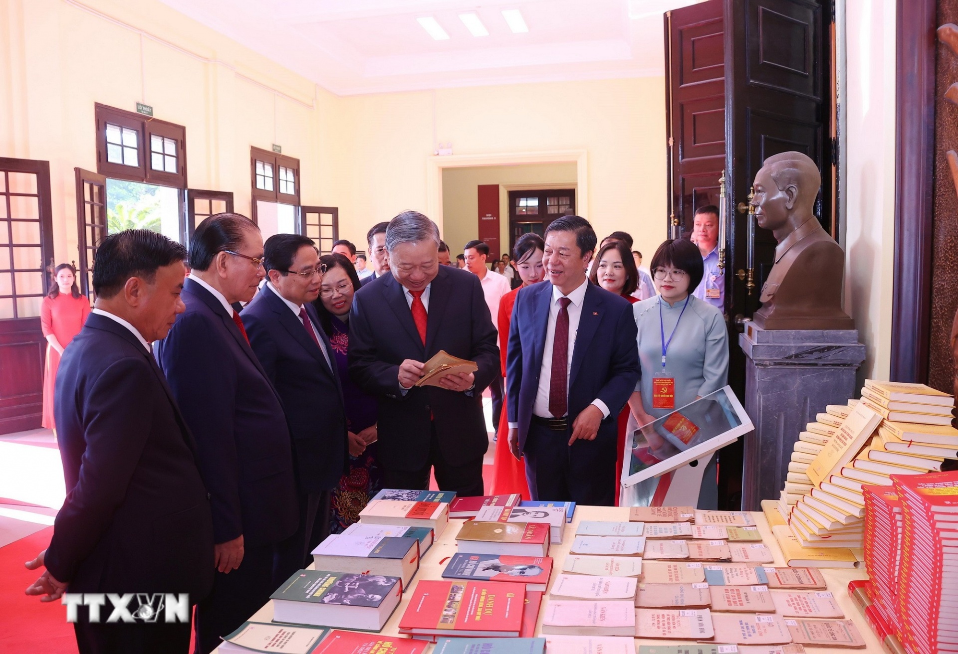 Tổng Bí thư Tô Lâm và các đại biểu tham quan khu trưng bày sách tại Đại hội. (Ảnh: TTXVN) Tổng Bí thư Tô Lâm và các đại biểu tham quan khu trưng bày sách tại Đại hội. (Ảnh: TTXVN)