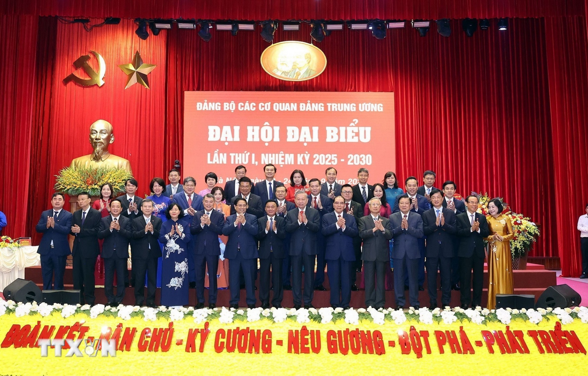 Tổng Bí thư Tô Lâm, các đồng chí lãnh đạo, nguyên lãnh đạo Đảng, Nhà nước và các đại biểu dự Đại hội. (Ảnh: TTXVN) Tổng Bí thư Tô Lâm, các đồng chí lãnh đạo, nguyên lãnh đạo Đảng, Nhà nước và các đại biểu dự Đại hội. (Ảnh: TTXVN)