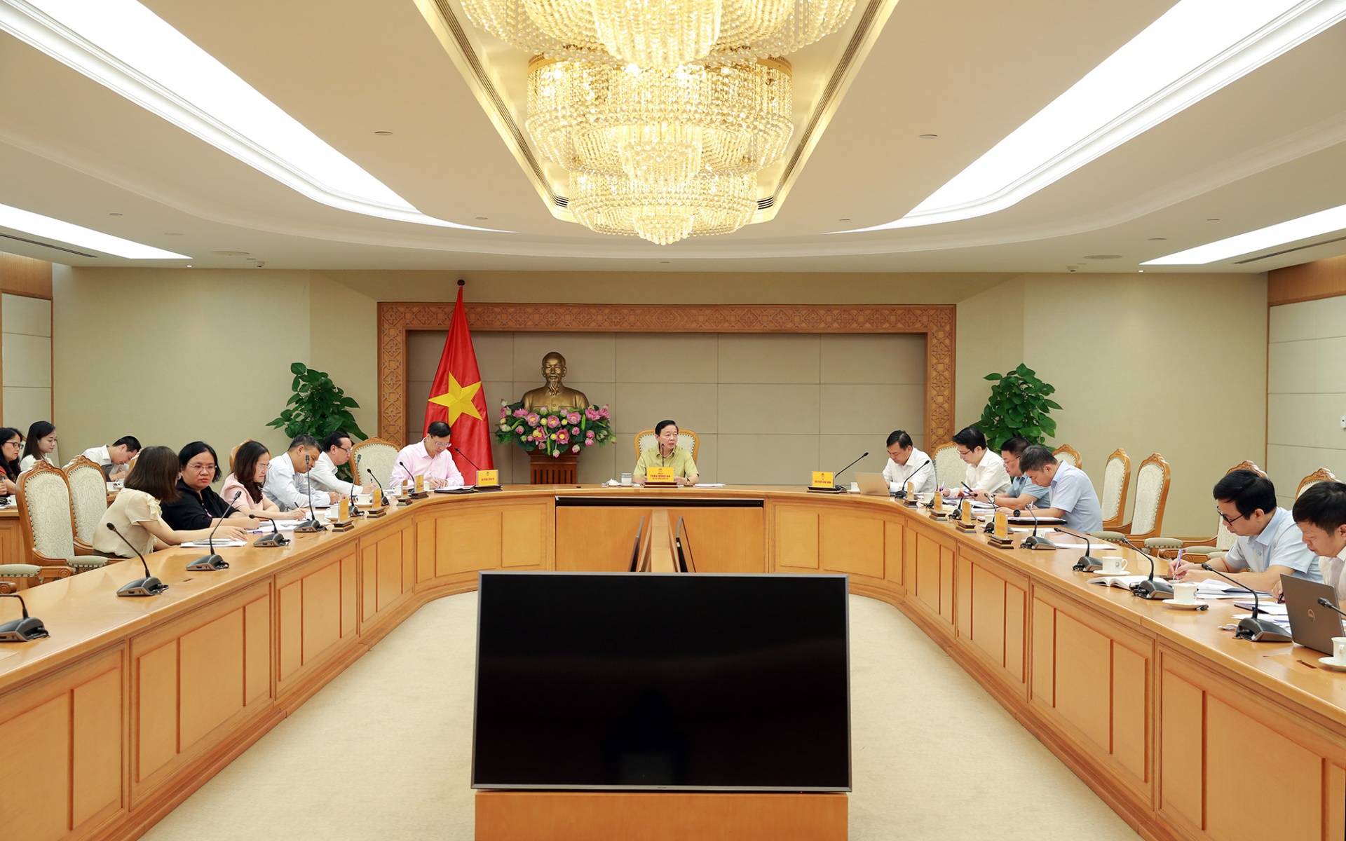 Phó Thủ tướng yêu cầu Bộ Nông nghiệp và Môi trường, Bộ Xây dựng, Bộ Tài chính khẩn trương tiếp thu đầy đủ, hoàn thiện dự thảo Nghị định, trình Chính phủ lấy ý kiến, đồng thời báo cáo Ủy ban Thường vụ Quốc hội, trước khi Thủ tướng Chính phủ ký ban hành - Ảnh: VGP