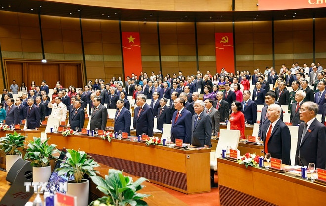   Tổng Bí thư Tô Lâm cùng các lãnh đạo, nguyên lãnh đạo Đảng, Nhà nước và đại biểu thực hiện nghi thức chào cờ. (Ảnh: TTXVN)
