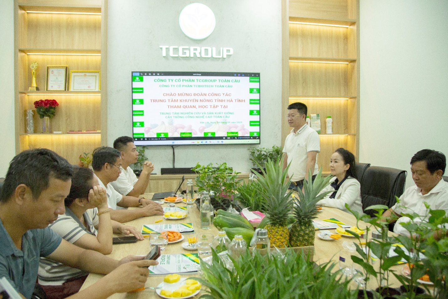 Phát biểu tại buổi làm việc, ông Nguyễn Hữu Ngọc – Giám đốc Trung tâm Khuyến nông Hà Tĩnh – nhấn mạnh, trong bối cảnh nhiều cây trồng chủ lực của tỉnh đang gặp khó khăn vì dịch bệnh, việc khảo nghiệm và lựa chọn những giống cây trồng mới phù hợp sinh thái – thị trường là nhiệm vụ cấp thiết