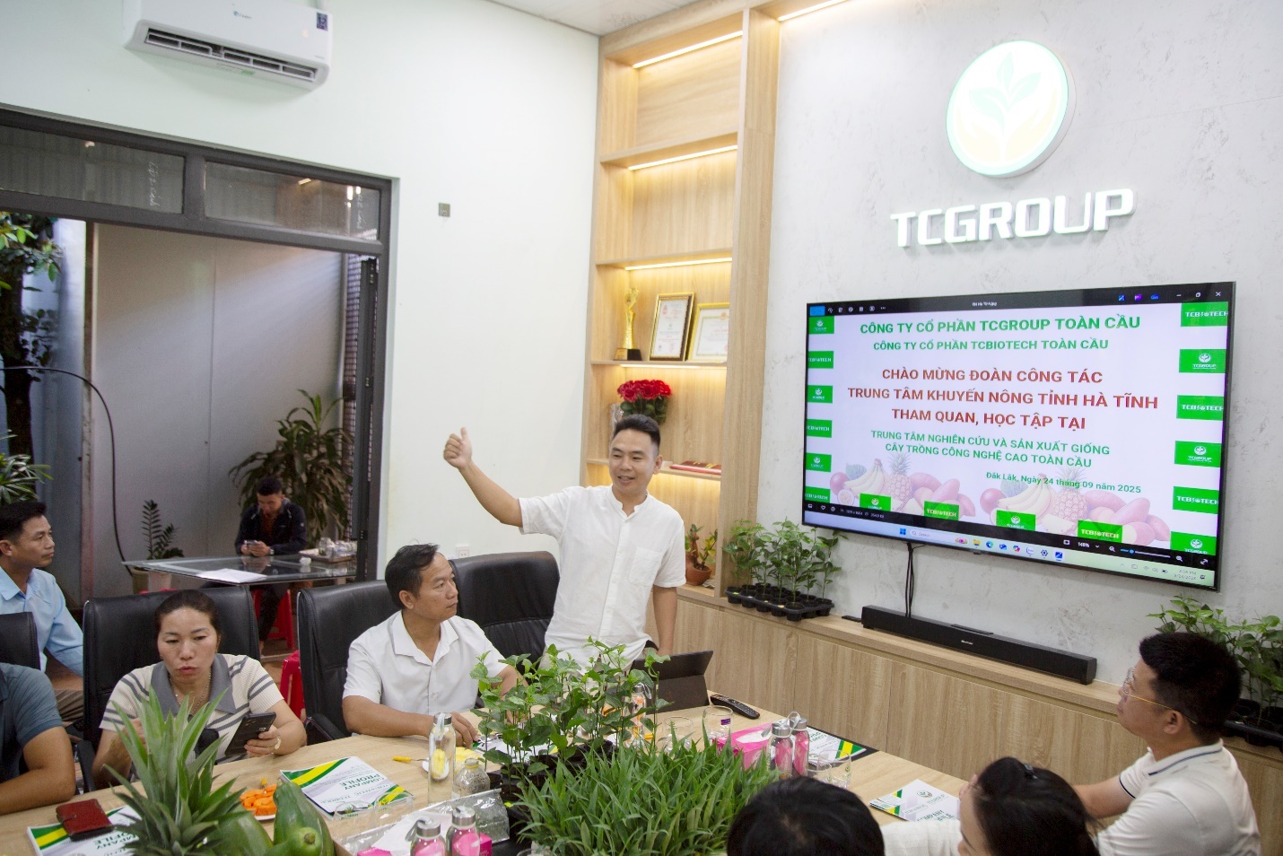 Ông Nguyễn Công Vương – Giám đốc Kinh doanh TCGROUP Toàn Cầu đón tiếp và trao đổi với đoàn công tác Khuyến nông tỉnh Hà Tĩnh tại Trung tâm nghiên cứu & sản xuất giống cây trồng CNC Toàn Cầu