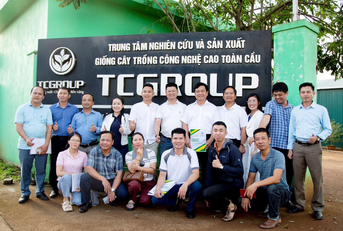 Đoàn công tác Trung tâm Khuyến nông Hà Tĩnh chụp ảnh lưu niệm cùng lãnh đạo TCGROUP Toàn Cầu, khép lại buổi làm việc thành công và mở ra định hướng hợp tác lâu dài trong phát triển nông nghiệp công nghệ cao