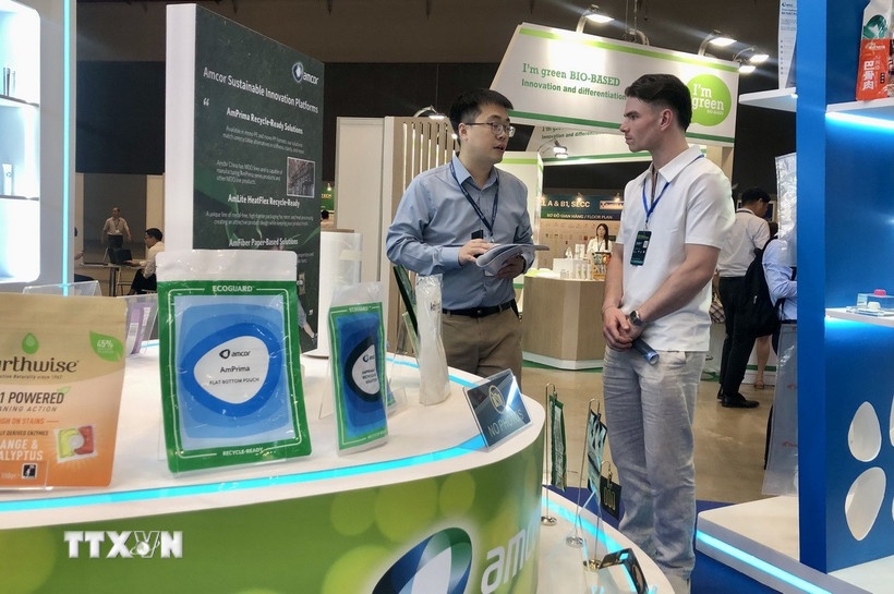 Giới thiệu sản phẩm tại chuỗi triển lãm quốc tế chuyên ngành công nghệ bao bì, đồ uống, nhựa và cao su. (Ảnh: TTXVN)