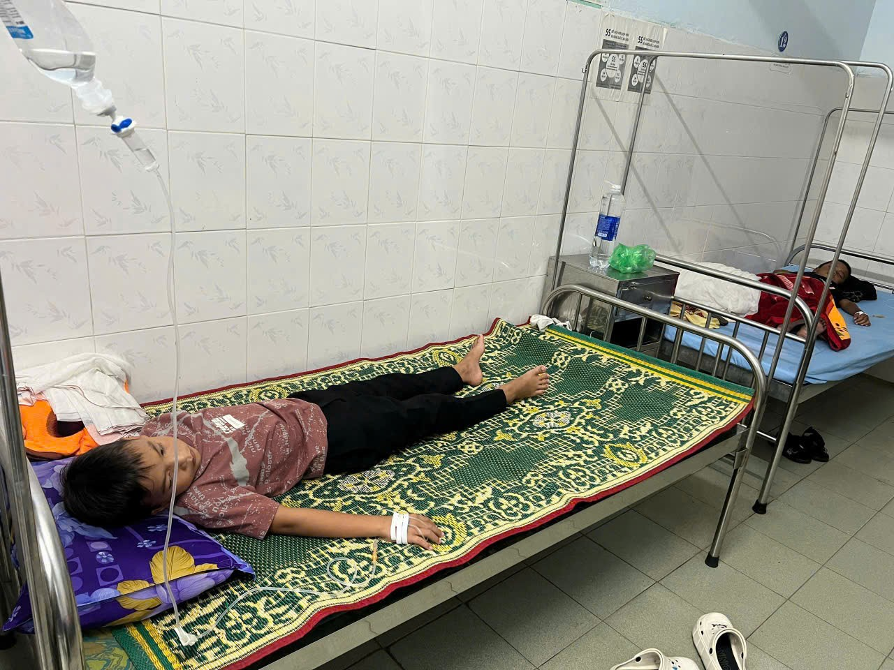 quang tri 40 hoc sinh nhap vien nghi do ngo doc sau bua sang tai truong