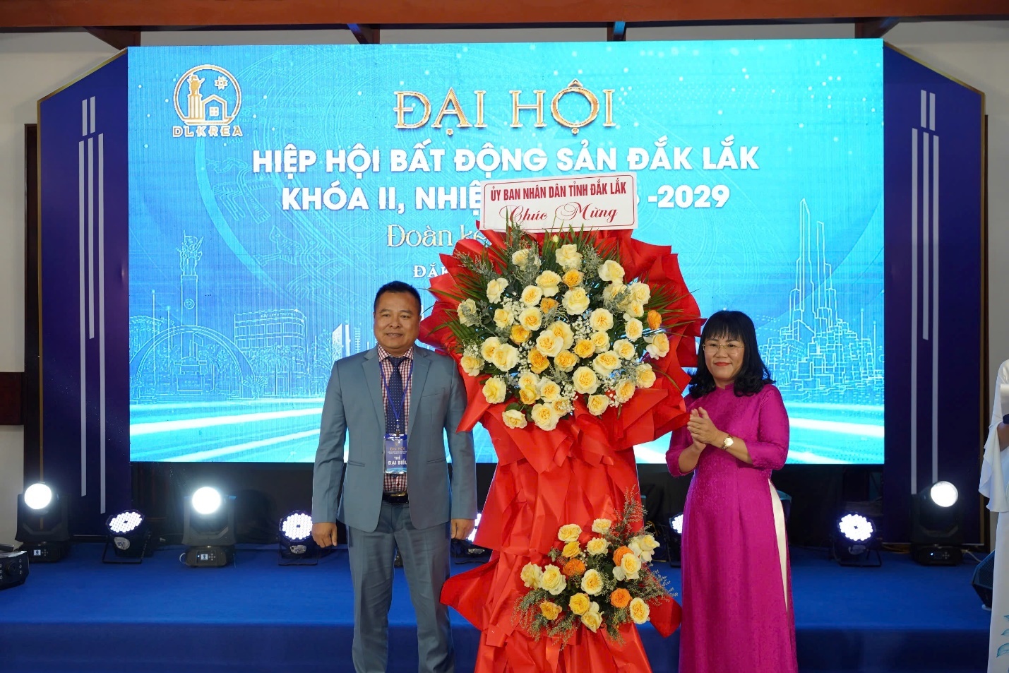 Bà Hồ Thị Nguyên Thảo – Phó Chủ tịch Thường trực UBND tỉnh Đắk Lắk tặng lẵng hoa chúc mừng Đại hội Hiệp hội Bất động sản Đắk Lắk khóa II, nhiệm kỳ 2025 – 2029