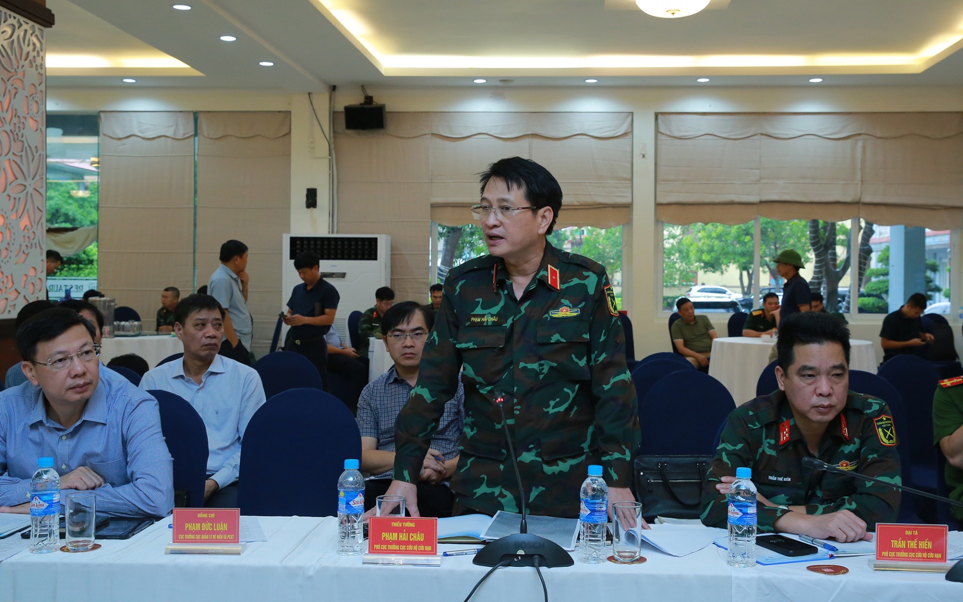   Thiếu tướng Phạm Hải Châu, Phó Cục trưởng Cục Cứu hộ-Cứu nạn (Bộ Quốc phòng) báo cáo tại cuộc họp - Ảnh: VGP