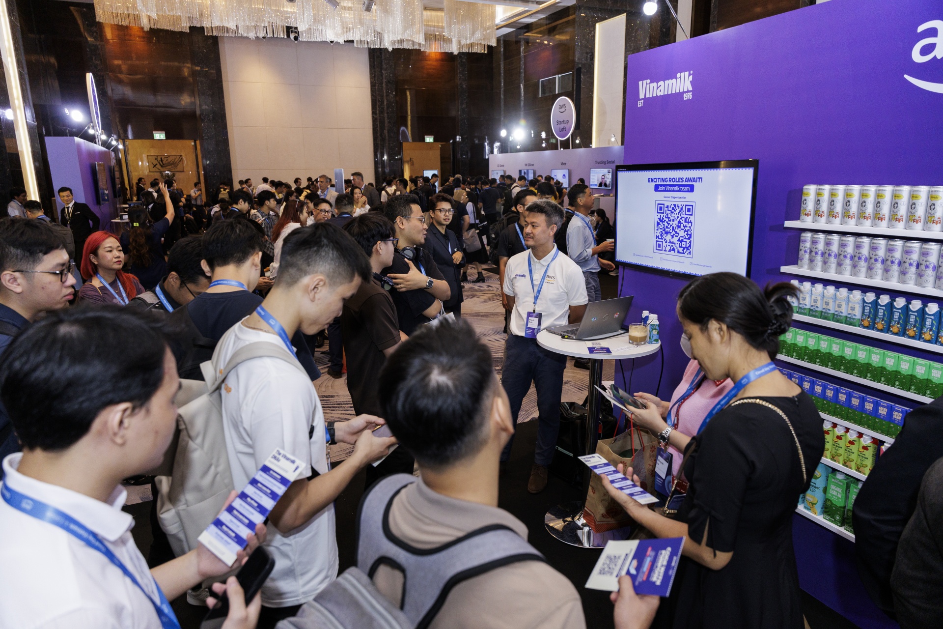 Gian hàng Vinamilk thu hút sự quan tâm của nhiều khách tham dự tại sự kiện AWS Cloud Day Việt Nam 2025(Ảnh: AWS).