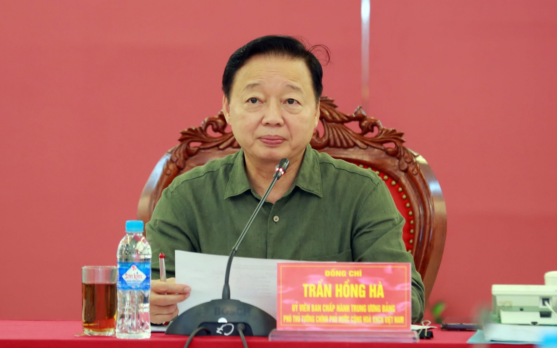 Phó Thủ tướng Trần Hồng Hà, Phó Trưởng ban Thường trực Ban Chỉ đạo phòng thủ dân sự quốc gia chủ trì cuộc họp Ban Chỉ đạo tiền phương đặt tại Quân khu 4 - Ảnh: VGP