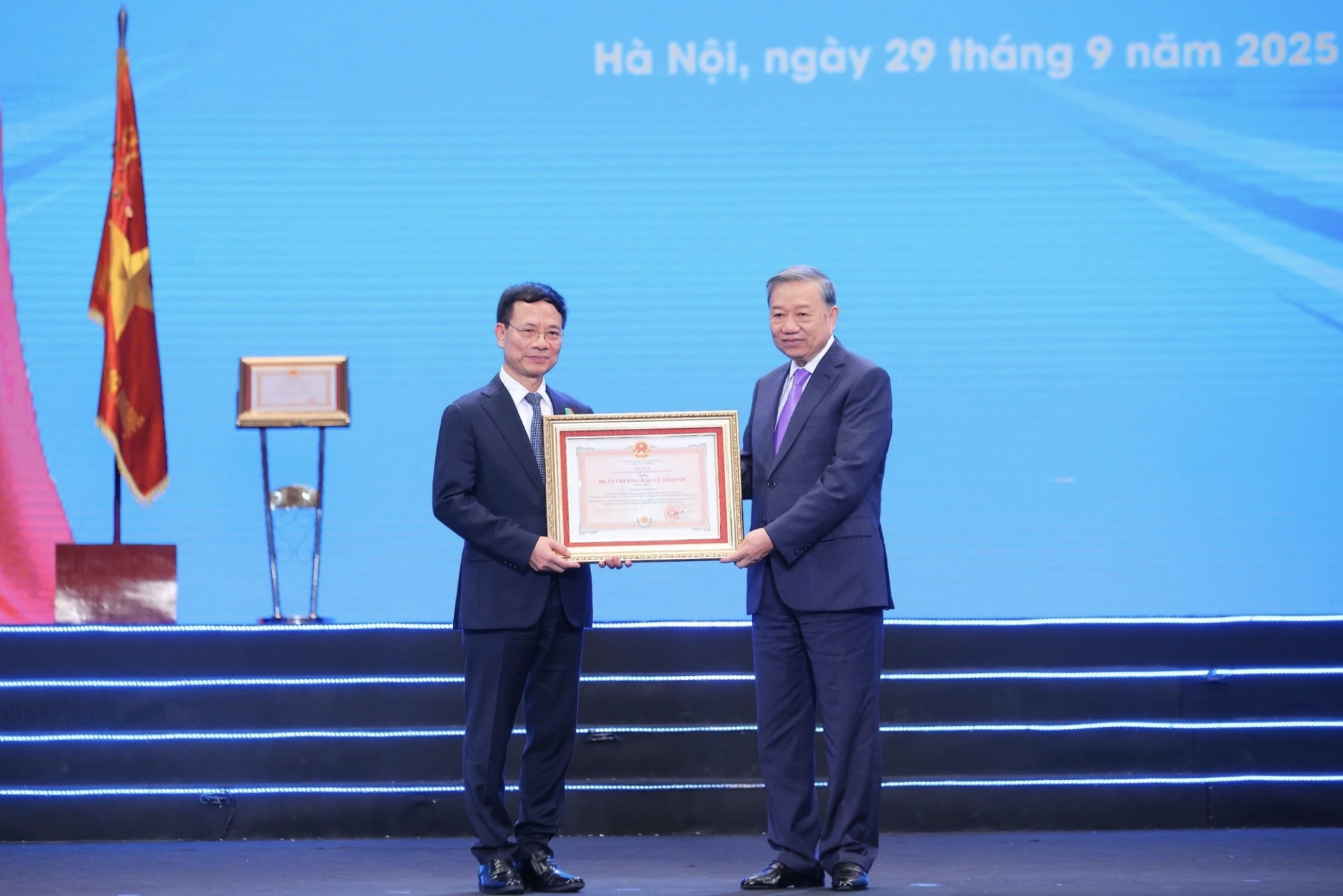   Tổng Bí thư Tô Lâm trao Huân chương Bảo vệ Tổ quốc hạng Nhất tặng Bộ trưởng Bộ KH&CN Nguyễn Mạnh Hùng - Ảhh: VGP