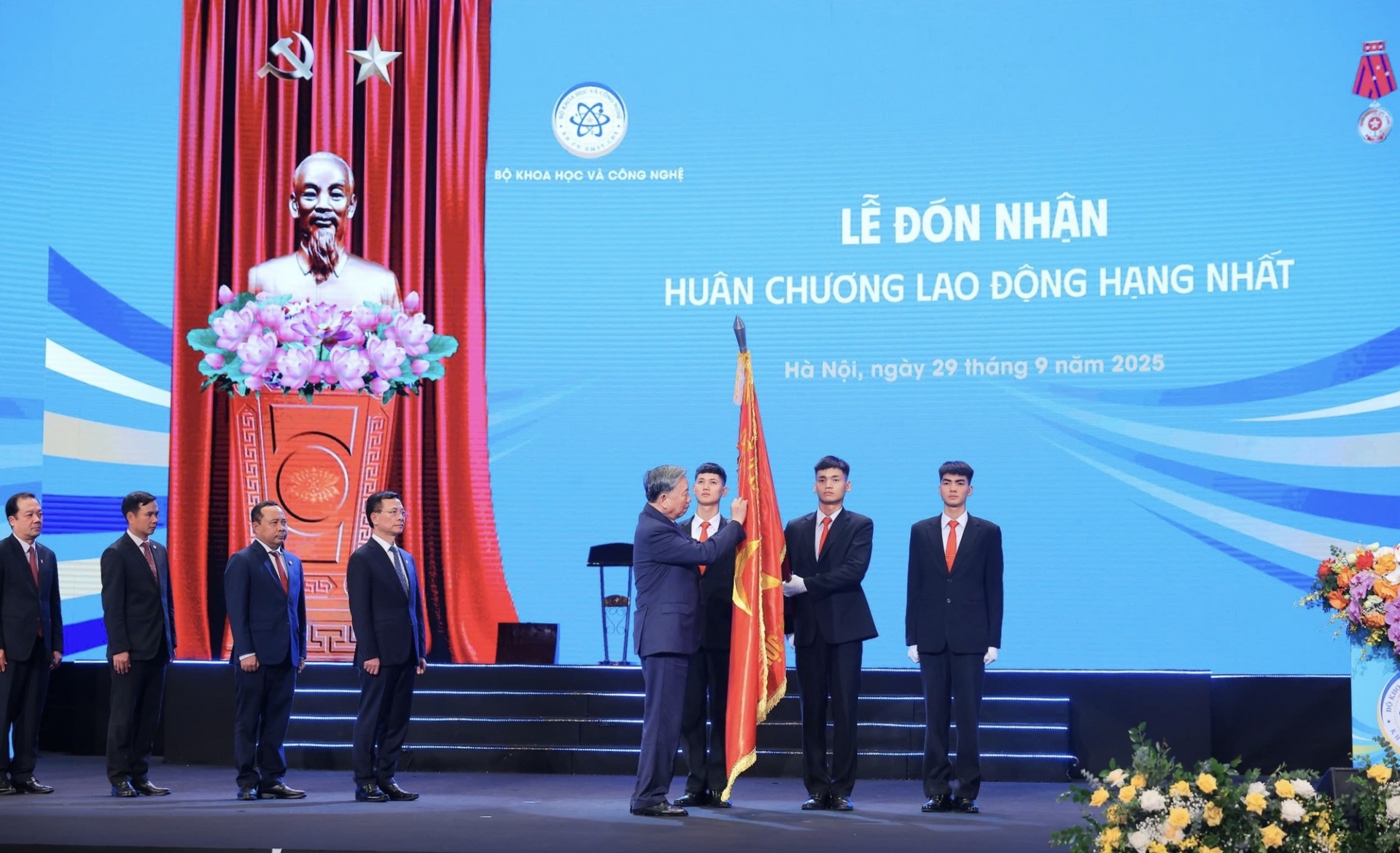   Thay mặt lãnh đạo Đảng, Nhà nước, Tổng Bí thư Tô Lâm trao Huân chương Lao động hạng Nhất tặng Bộ KH&CN - Ảnh: VGP