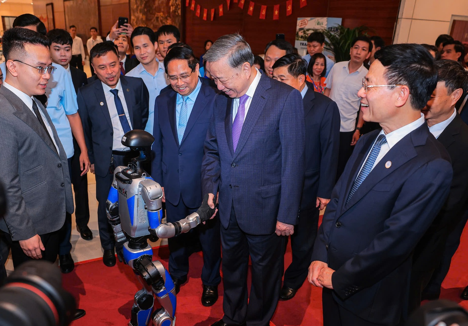   Tổng Bí thư Tô Lâm và Thủ tướng Phạm Minh Chính cùng các đại biểu tham quan triển lãm thành tựu khoa học và công nghệ trong khuôn khổ buổi lễ - Ảnh: VGP