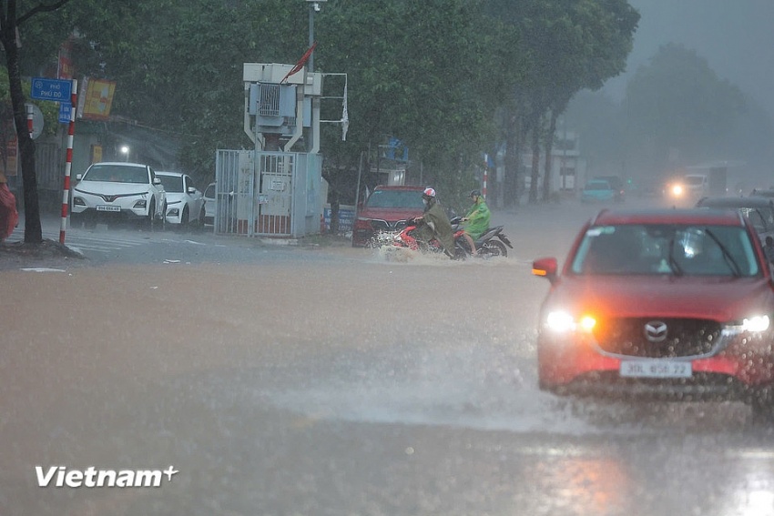 Hà Nội có mưa lớn kéo dài khiến nhiều nơi úng ngập, giao thông khó khăn Hà Nội có mưa lớn kéo dài khiến nhiều nơi úng ngập, giao thông khó khăn