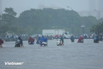 ha noi co mua lon keo dai khien nhieu noi ung ngap giao thong kho khan