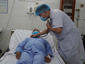 Lấy hạt hồng xiêm bị bỏ quên hơn 10 năm trong phế quản bệnh nhân