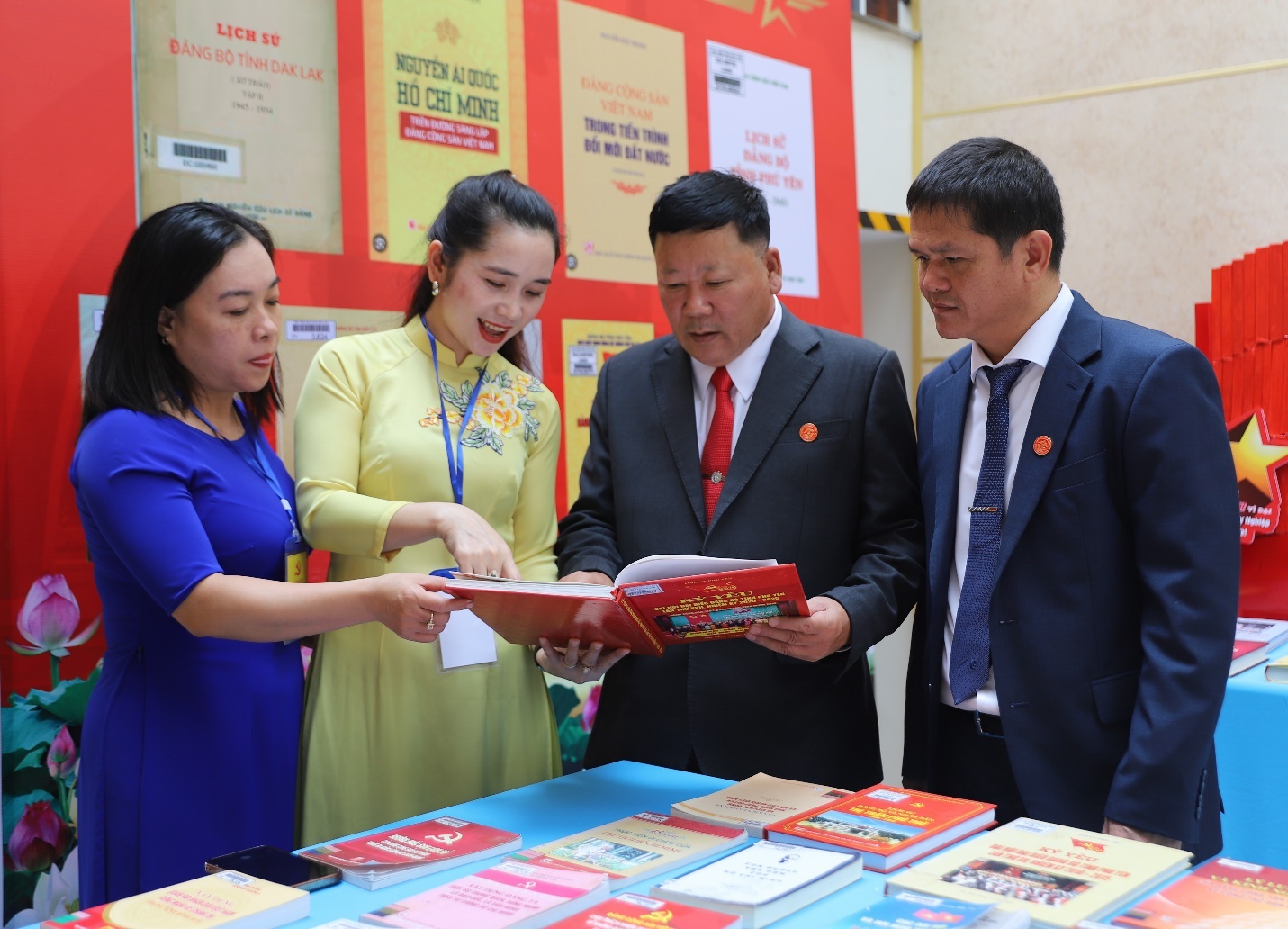 Đại biểu được nhân viên Ban Tổ chức Đại hội giới thiệu sách về lịch sử và thành tựu của tỉnh Đắk Lắk.