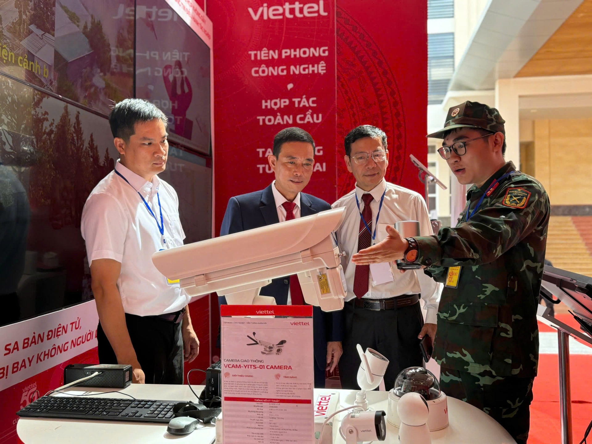 Đại biểu tham quan và tìm hiểu các mô hình công nghệ số tại gian trưng bày của Viettel trong khuôn khổ Đại hội.