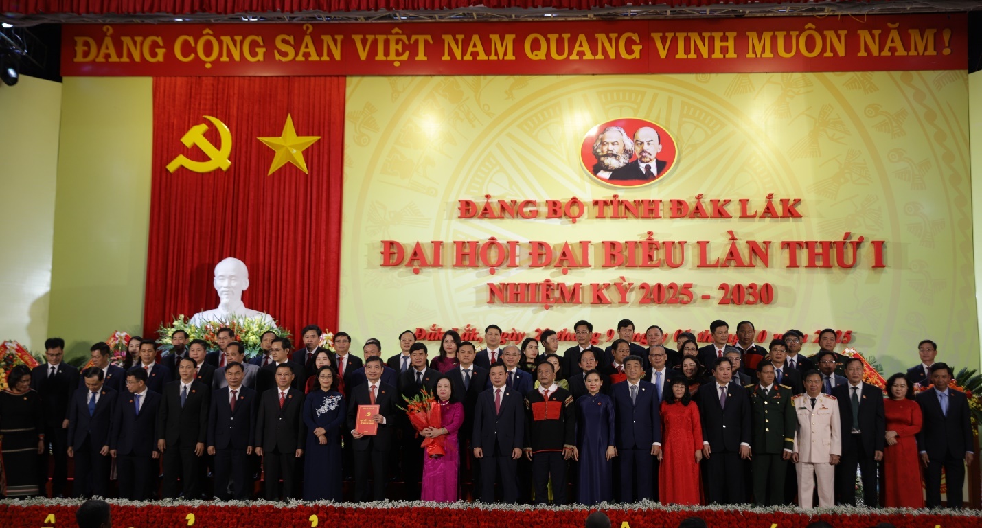 Ban Chấp hành và Ban Thường vụ Tỉnh ủy Đắk Lắk nhiệm kỳ 2025 – 2030 ra mắt tại Đại hội, chính thức nhận nhiệm vụ lãnh đạo trong giai đoạn mới.
