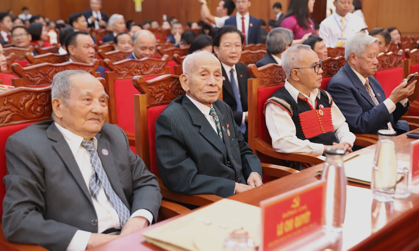 Các đồng chí nguyên lãnh đạo Tỉnh ủy Đắk Lắk qua các thời kỳ tham dự Đại hội, ngồi tại hàng ghế danh dự, minh chứng cho truyền thống đoàn kết và kế thừa.