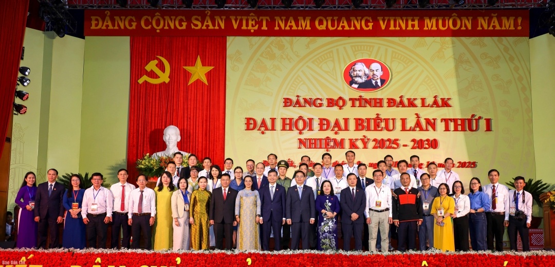 Lãnh đạo Thường trực Tỉnh ủy Đắk Lắk cùng các cơ quan báo chí chụp ảnh lưu niệm tại Đại hội Đảng bộ tỉnh lần thứ I