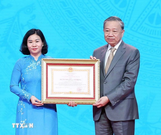Tổng Bí thư Tô Lâm trao Huân chương Lao động hạng Nhất tặng Hội Liên hiệp Phụ nữ Việt Nam. (Ảnh: TTXVN) Tổng Bí thư Tô Lâm trao Huân chương Lao động hạng Nhất tặng Hội Liên hiệp Phụ nữ Việt Nam. (Ảnh: TTXVN)