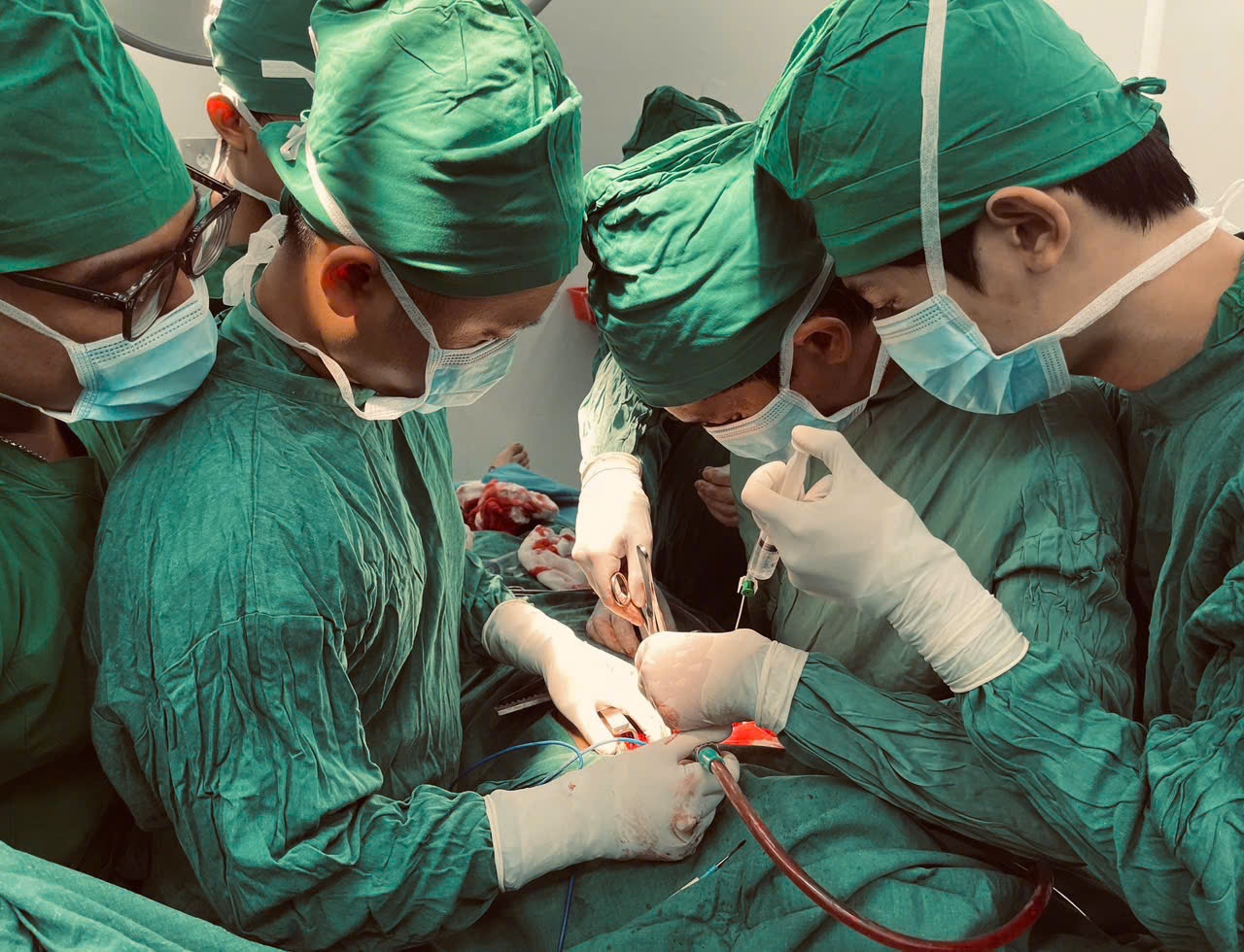 Bệnh nhân bị vỡ tim, đa chấn thương nghiêm trọng được cứu sống