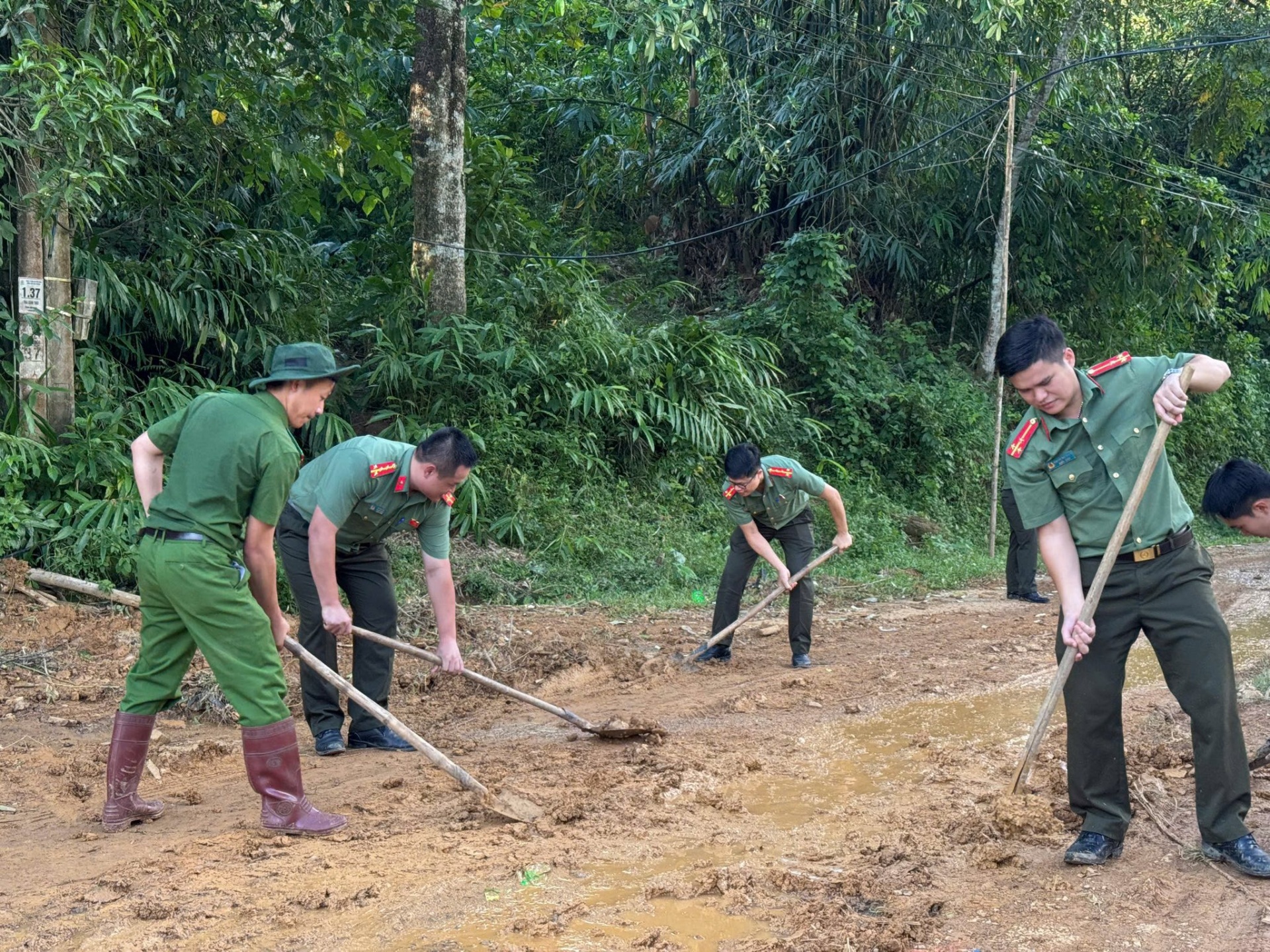 Chi đoàn Phòng An ninh mạng và phòng chống tội phạm sử dụng công nghệ cao tỉnh Phú Thọ hỗ trợ nhân dân khắc phục hậu quả sau bão