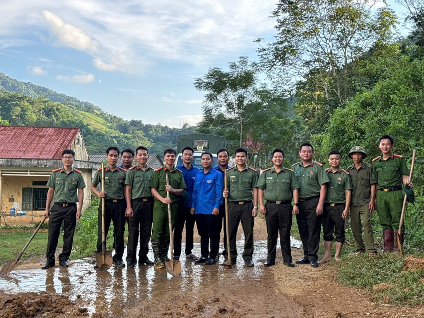 Chi đoàn Phòng An ninh mạng và phòng chống tội phạm sử dụng công nghệ cao tỉnh Phú Thọ hỗ trợ nhân dân khắc phục hậu quả sau bão Chi đoàn Phòng An ninh mạng và phòng chống tội phạm sử dụng công nghệ cao tỉnh Phú Thọ hỗ trợ nhân dân khắc phục hậu quả sau bão