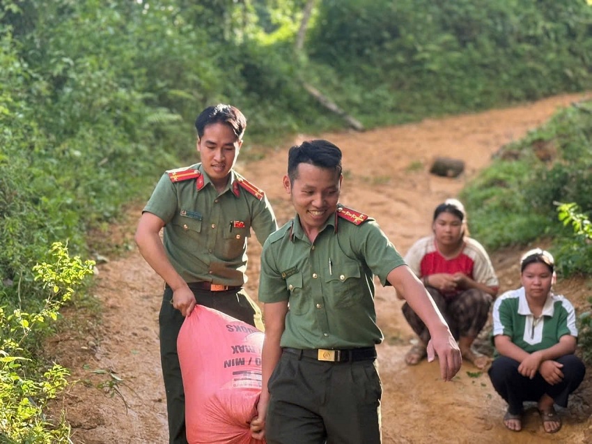 Chi đoàn Phòng An ninh mạng và phòng chống tội phạm sử dụng công nghệ cao tỉnh Phú Thọ hỗ trợ nhân dân khắc phục hậu quả sau bão Chi đoàn Phòng An ninh mạng và phòng chống tội phạm sử dụng công nghệ cao tỉnh Phú Thọ hỗ trợ nhân dân khắc phục hậu quả sau bão