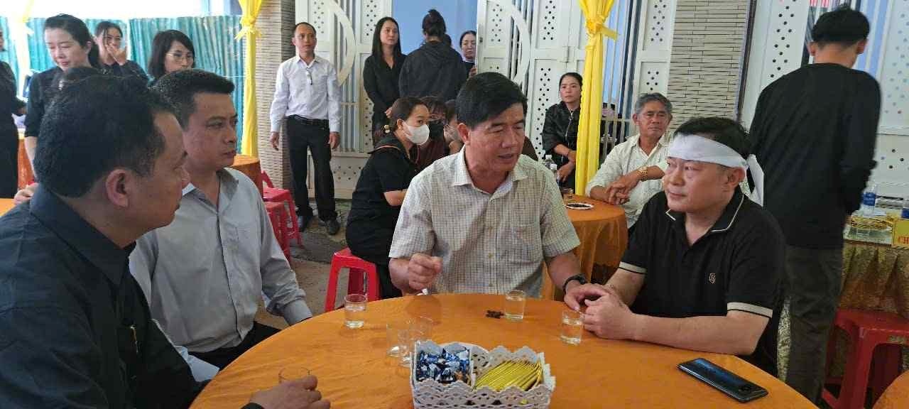 Phó Chủ tịch UBND tỉnh Nguyễn Thiên Văn đã đến viếng và chia sẻ mất mát với gia đình ông Lê Phước Toàn. Phó Chủ tịch UBND tỉnh Nguyễn Thiên Văn đã đến viếng và chia sẻ mất mát với gia đình ông Lê Phước Toàn.