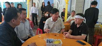 Chủ tịch UBND xã đang điều tiết giao thông giữa mưa lũ bị nữ tài xế tông tử vong