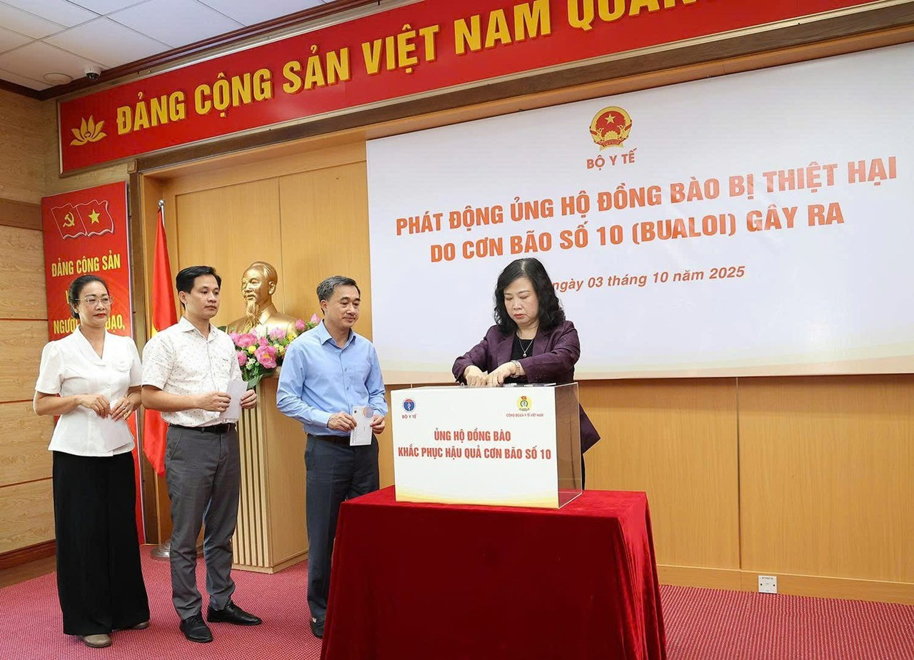 Bộ Y tế phát động quyên góp ủng hộ đồng bào vùng lũ sau bão số 10 Bộ Y tế phát động quyên góp ủng hộ đồng bào vùng lũ sau bão số 10