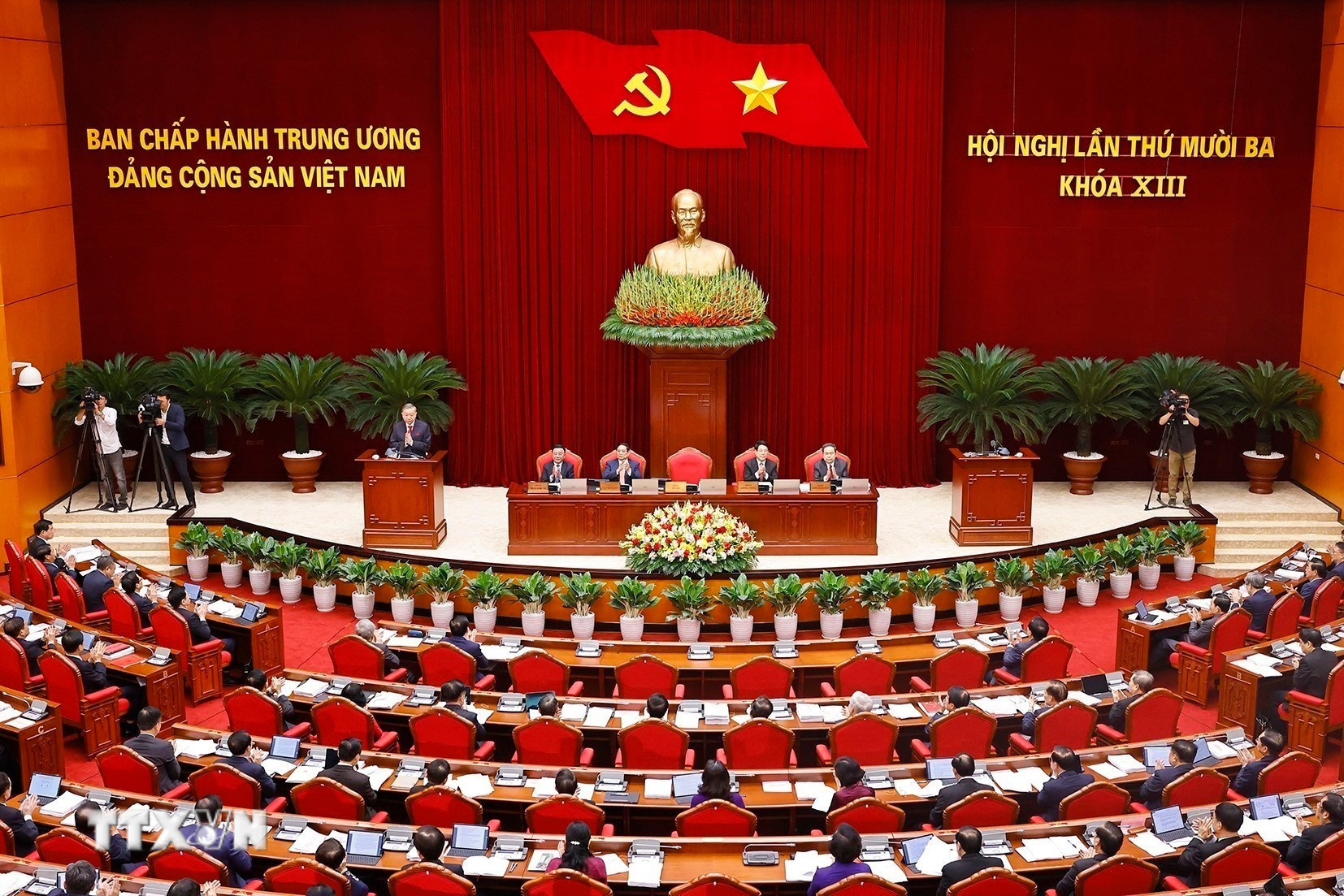 Phiên khai mạc Hội nghị lần thứ mười ba, Ban Chấp hành Trung ương Đảng khóa XIII. (Ảnh: TTXVN) Phiên khai mạc Hội nghị lần thứ mười ba, Ban Chấp hành Trung ương Đảng khóa XIII. (Ảnh: TTXVN)