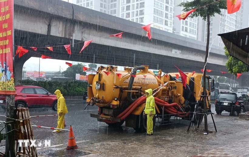 Mưa to gây ngập úng, ảnh hưởng đến đời sống người dân Thủ đô