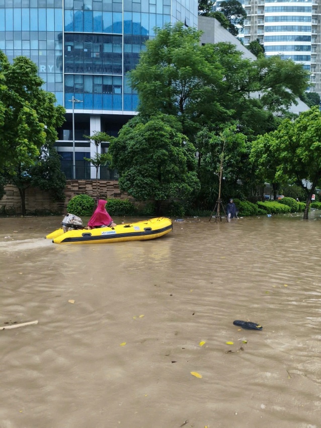 Mưa to gây ngập úng, ảnh hưởng đến đời sống người dân Thủ đô Mưa to gây ngập úng, ảnh hưởng đến đời sống người dân Thủ đô