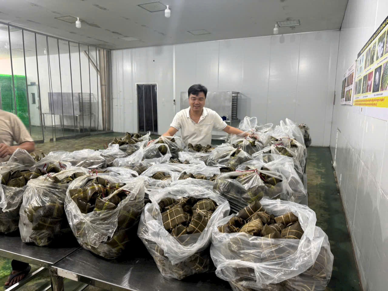 Ông Nguyễn Thành Long – đại diện Ban Giám đốc Công ty Cổ phần Tập đoàn Long Group – trực tiếp chuẩn bị các phần quà gửi tặng đồng bào miền Trung và miền Bắc trong chương trình “Gửi ngàn yêu thương” Ông Nguyễn Thành Long – đại diện Ban Giám đốc Công ty Cổ phần Tập đoàn Long Group – trực tiếp chuẩn bị các phần quà gửi tặng đồng bào miền Trung và miền Bắc trong chương trình “Gửi ngàn yêu thương”