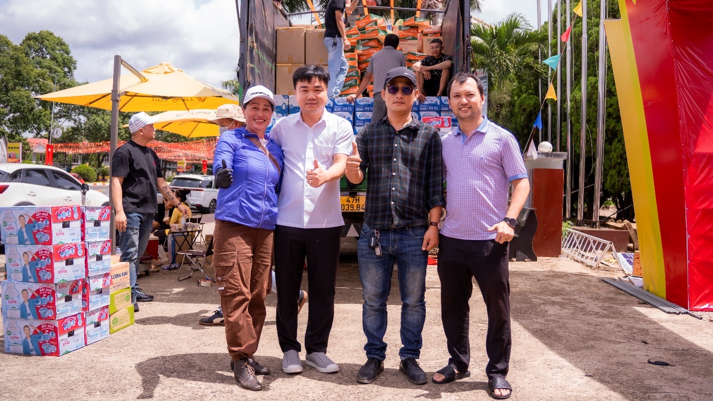 Hơn 100 tấn nhu yếu phẩm và 2.300 chiếc bánh chưng từ Đắk Lắk được chuyển đến vùng lũ miền Trung, miền Bắc Hơn 100 tấn nhu yếu phẩm và 2.300 chiếc bánh chưng từ Đắk Lắk được chuyển đến vùng lũ miền Trung, miền Bắc