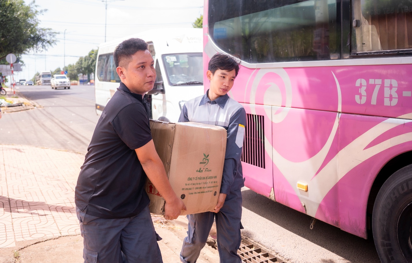 Hơn 100 tấn nhu yếu phẩm và 2.300 chiếc bánh chưng từ Đắk Lắk được chuyển đến vùng lũ miền Trung, miền Bắc Hơn 100 tấn nhu yếu phẩm và 2.300 chiếc bánh chưng từ Đắk Lắk được chuyển đến vùng lũ miền Trung, miền Bắc