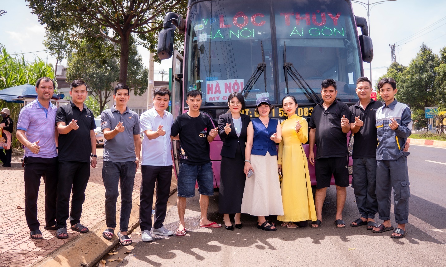 Hơn 100 tấn nhu yếu phẩm và 2.300 chiếc bánh chưng từ Đắk Lắk được chuyển đến vùng lũ miền Trung, miền Bắc