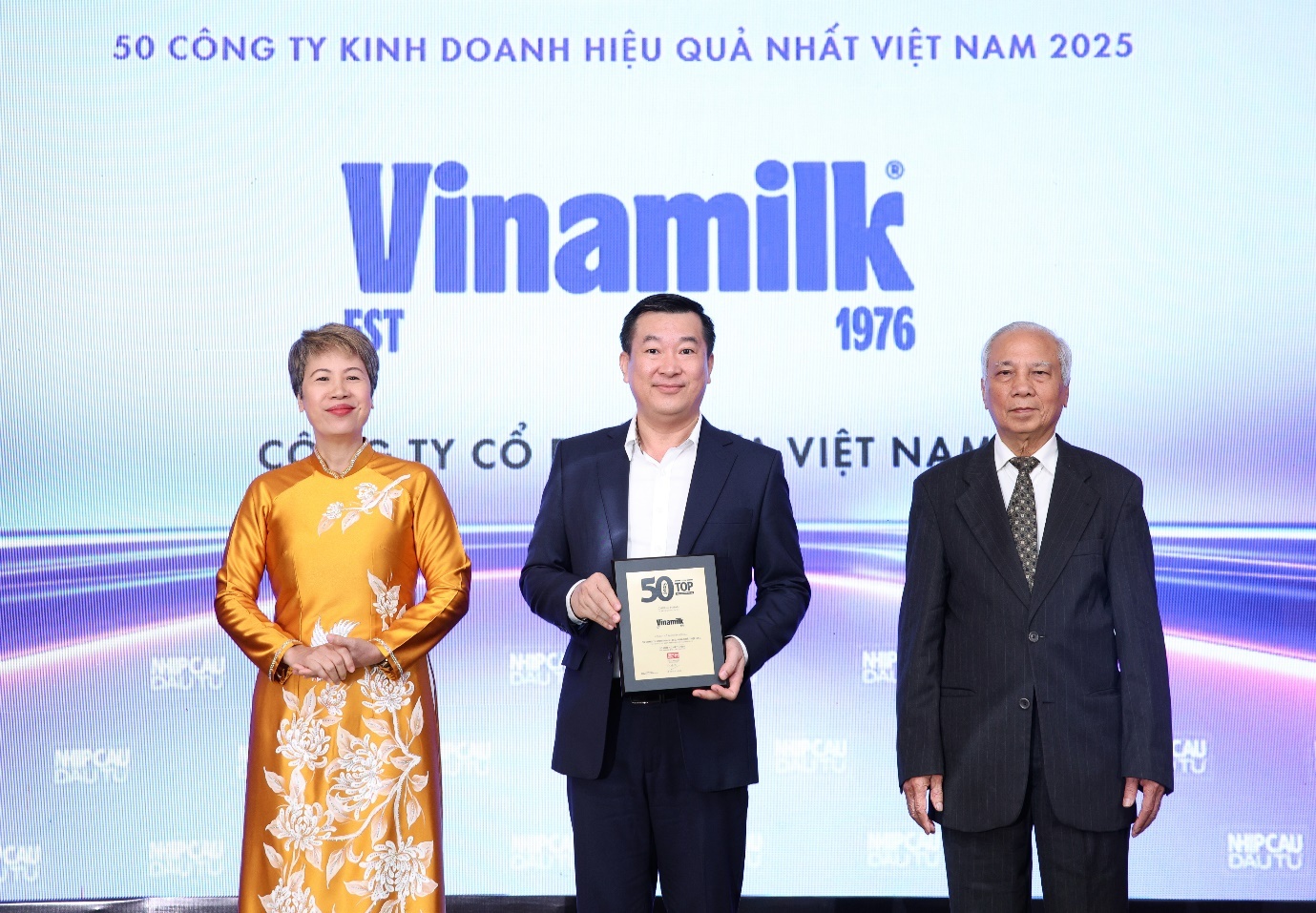 Đại diện Vinamilk - Ông Đỗ Thanh Tuấn, Giám đốc Đối ngoại - nhận vinh danh Top 50 Công ty kinh doanh hiệu quả nhất Việt Nam 2025 – Ảnh: Nguyễn Hoàng Đại diện Vinamilk - Ông Đỗ Thanh Tuấn, Giám đốc Đối ngoại - nhận vinh danh Top 50 Công ty kinh doanh hiệu quả nhất Việt Nam 2025 – Ảnh: Nguyễn Hoàng