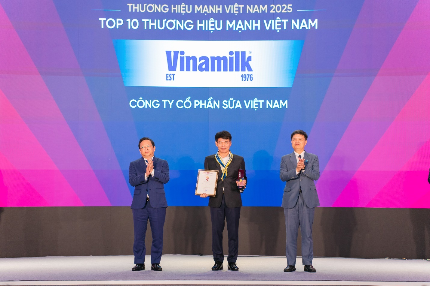 Đại diện Vinamilk - Ông Phạm Tuyên, Giám đốc Chi nhánh Vinamilk Hà Nội - nhận vinh danh Top 10 Thương hiệu Mạnh Việt Nam 2025 Đại diện Vinamilk - Ông Phạm Tuyên, Giám đốc Chi nhánh Vinamilk Hà Nội - nhận vinh danh Top 10 Thương hiệu Mạnh Việt Nam 2025