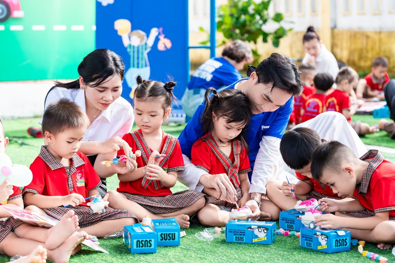 Sân trường rộn rã tiếng cười, những trò chơi sôi động, những bàn tay bé xíu khéo léo tô màu, vẽ nên bức tranh thơ trẻ, tô nên những ước mơ. Sân trường rộn rã tiếng cười, những trò chơi sôi động, những bàn tay bé xíu khéo léo tô màu, vẽ nên bức tranh thơ trẻ, tô nên những ước mơ.