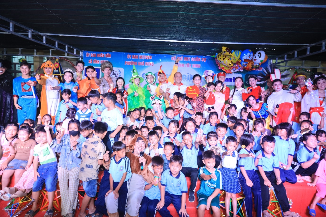 Hàng chục ngàn sản phẩm dinh dưỡng Vinamilk đã được gửi tặng cho thiếu nhi vùng biên tại xã Vĩnh Hưng, tỉnh Tây Ninh trong chương trình “Trung thu biên cương”, như những ngọn đèn nhỏ thắp sáng niềm vui và lòng tự hào của tuổi thơ. Hàng chục ngàn sản phẩm dinh dưỡng Vinamilk đã được gửi tặng cho thiếu nhi vùng biên tại xã Vĩnh Hưng, tỉnh Tây Ninh trong chương trình “Trung thu biên cương”, như những ngọn đèn nhỏ thắp sáng niềm vui và lòng tự hào của tuổi thơ.