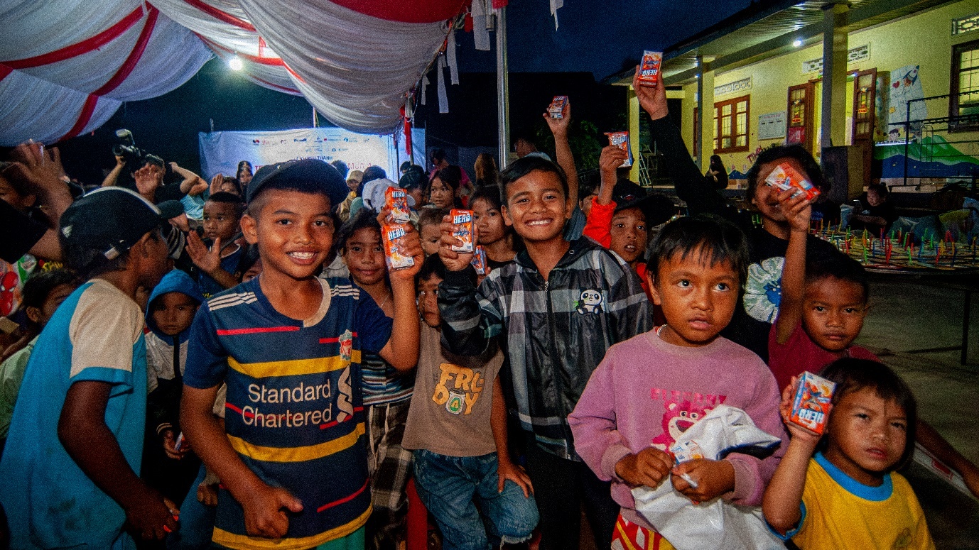 Tại những bản làng heo hút ở Tây Nguyên, nơi cuộc sống còn thiếu thốn, những hộp sữa thơm lành của Vinamilk đã làm sáng lên niềm vui của các em nhỏ. Tại những bản làng heo hút ở Tây Nguyên, nơi cuộc sống còn thiếu thốn, những hộp sữa thơm lành của Vinamilk đã làm sáng lên niềm vui của các em nhỏ.