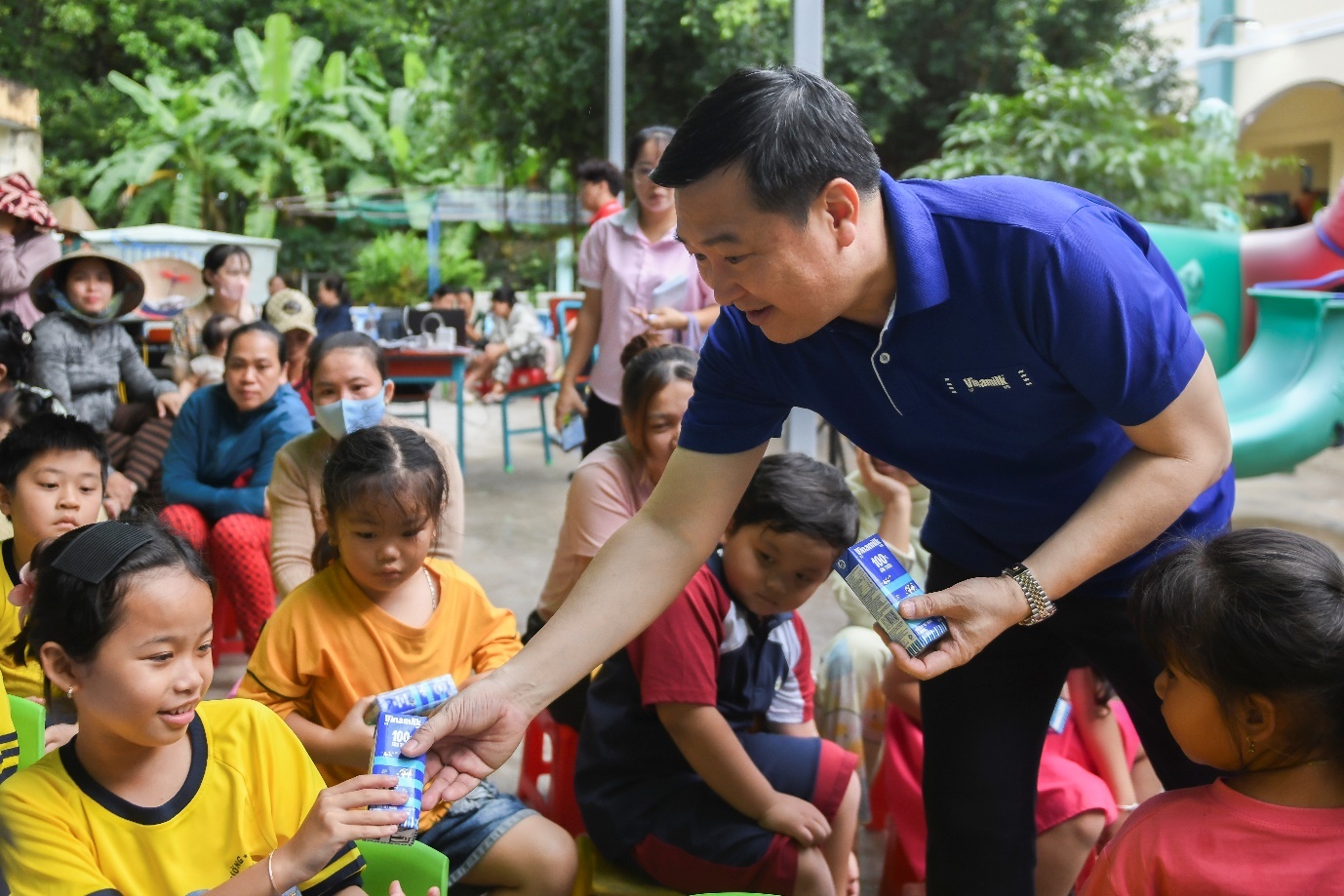 Các em đón nhận những món quà dinh dưỡng tốt lành từ Vinamilk trong mùa tr Các em đón nhận những món quà dinh dưỡng tốt lành từ Vinamilk trong mùa tr
