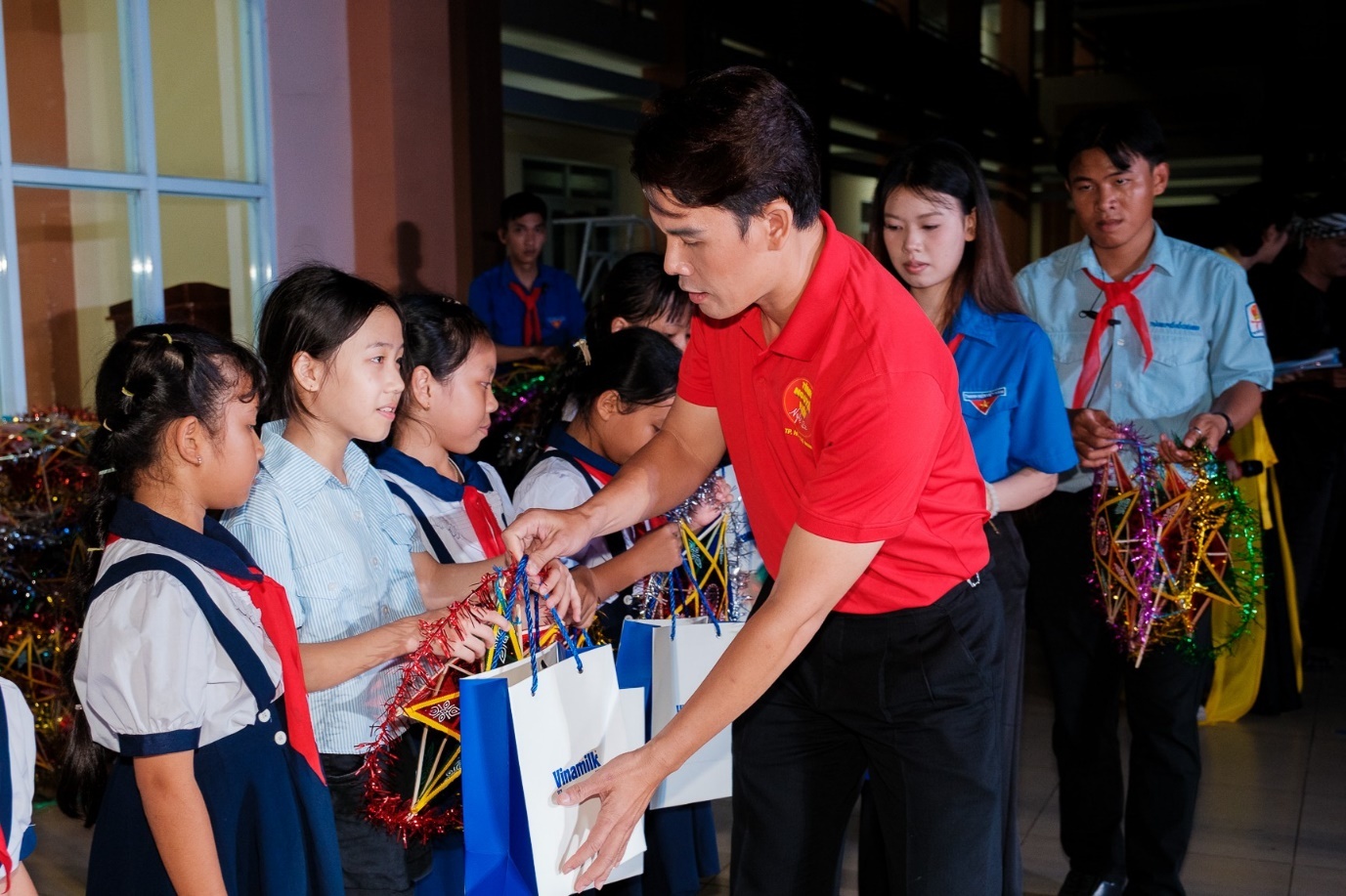 Tại chương trình “Ánh trăng hòa bình” ở xã Kim Long (thành phố Hồ Chí Minh), những món quà dinh dưỡng của Vinamilk được trao đến các em nhỏ với rất nhiều yêu thương. Tại chương trình “Ánh trăng hòa bình” ở xã Kim Long (thành phố Hồ Chí Minh), những món quà dinh dưỡng của Vinamilk được trao đến các em nhỏ với rất nhiều yêu thương.