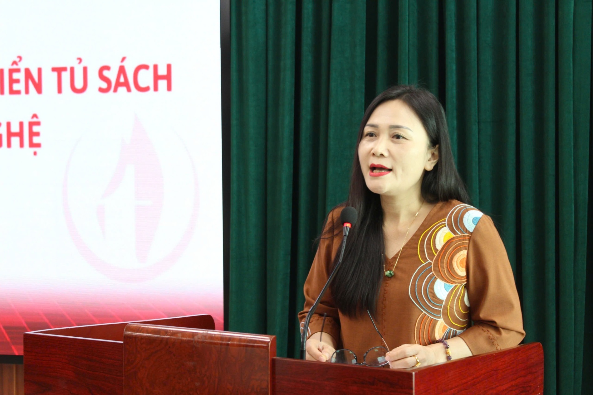 ThS. Bùi Thị Thu Hằng, Phó Giám đốc phụ trách NXB Tri thức chia sẻ tại hội thảo