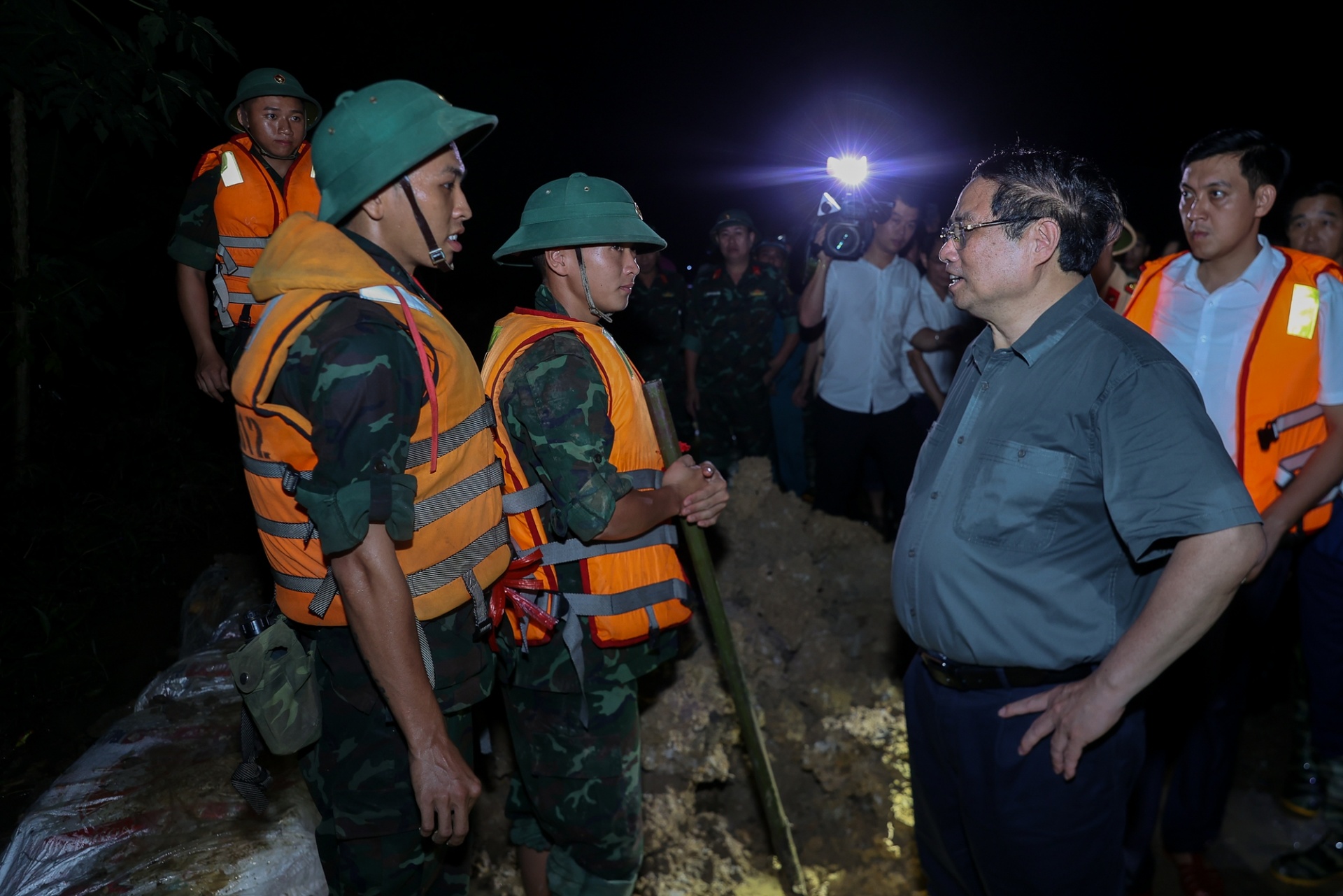 Thủ tướng cảm ơn các cán bộ, chiến sĩ đã làm xuyên đêm với tinh thần trách nhiệm cao nhất, khẩn trương nhất - Ảnh: VGP Thủ tướng cảm ơn các cán bộ, chiến sĩ đã làm xuyên đêm với tinh thần trách nhiệm cao nhất, khẩn trương nhất - Ảnh: VGP