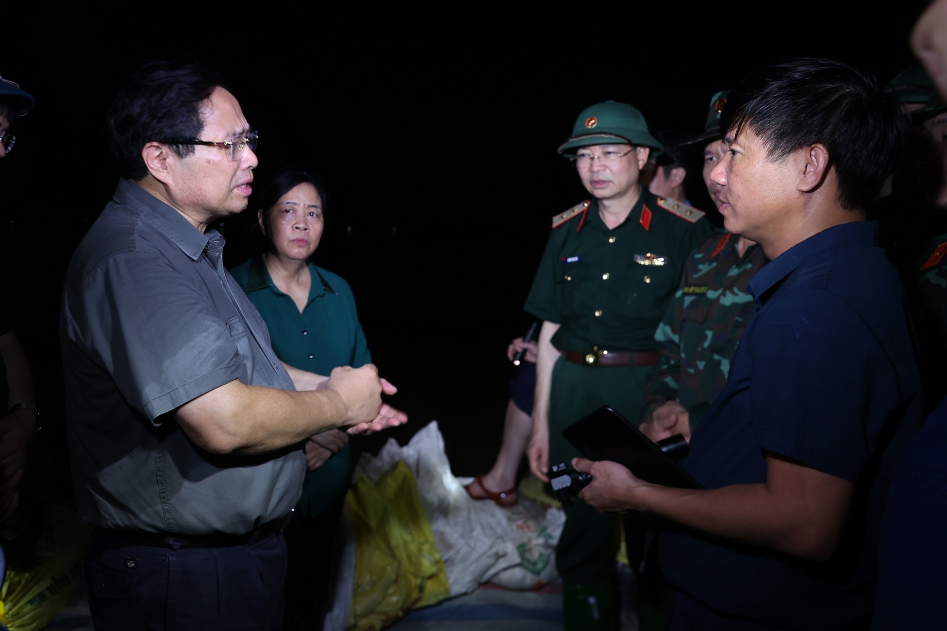 Thủ tướng đề nghị các lực lượng phân công nhiệm vụ hợp lý, có cách làm khoa học, hiệu quả nhất, kịp thời phát hiện, ứng phó, khắc phục kịp thời các sự cố dù nhỏ nhất ngay khi mới xảy ra - Ảnh: VGP Thủ tướng đề nghị các lực lượng phân công nhiệm vụ hợp lý, có cách làm khoa học, hiệu quả nhất, kịp thời phát hiện, ứng phó, khắc phục kịp thời các sự cố dù nhỏ nhất ngay khi mới xảy ra - Ảnh: VGP