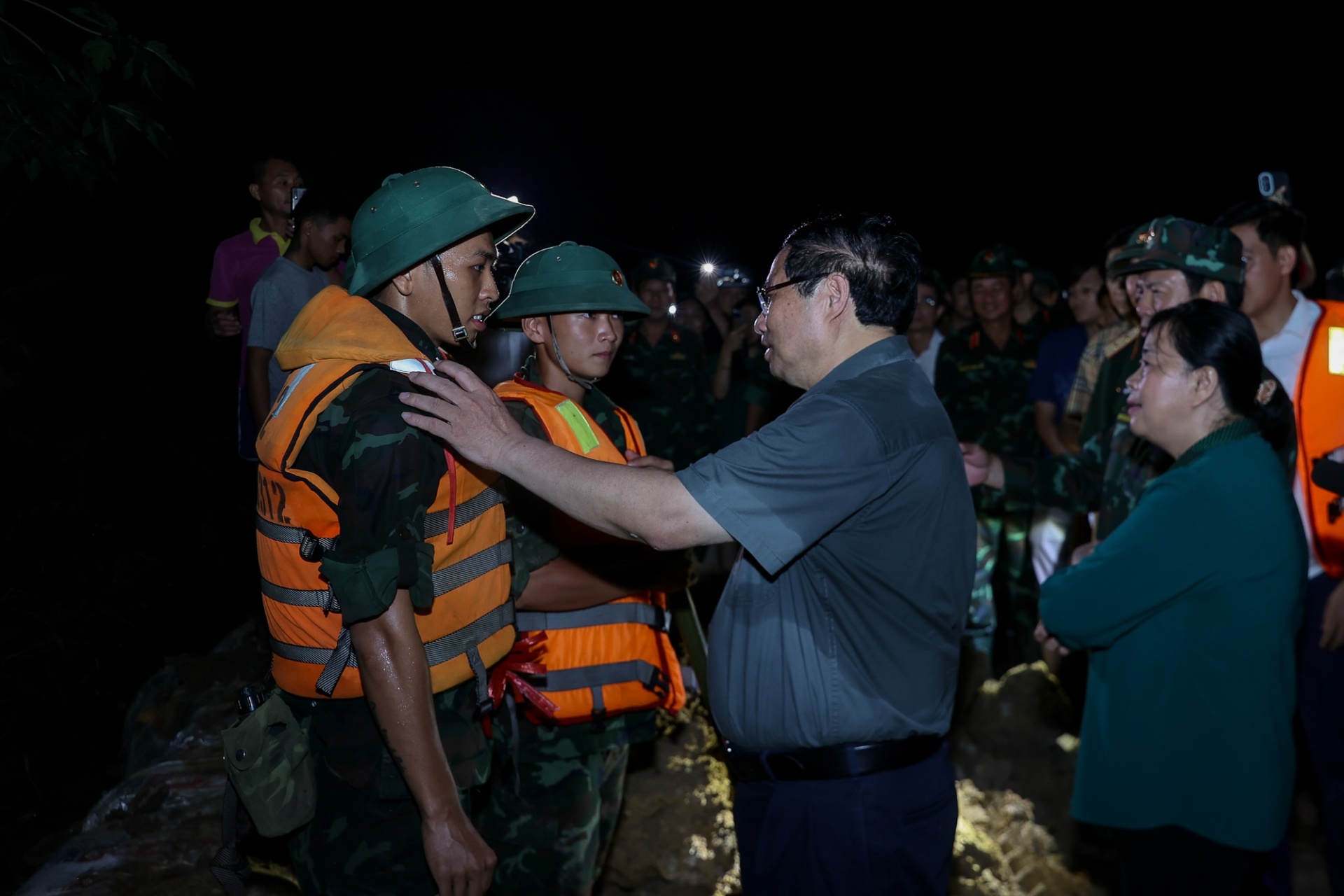 Thủ tướng động viên các lực lượng chức năng đang ứng phó với mưa lũ tại các xã Trung Giã, Đa Phúc - Ảnh: VGP Thủ tướng động viên các lực lượng chức năng đang ứng phó với mưa lũ tại các xã Trung Giã, Đa Phúc - Ảnh: VGP